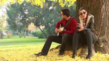 kadının şarkı ve adam gitar çalmak