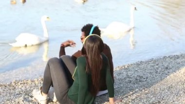 Çift kulaklık ile müzik dinlemek