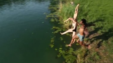 koşma ve atlama nehire arkadaşlar
