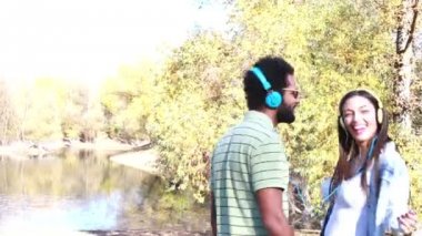 Çift kulaklık ile müzik dinlemek