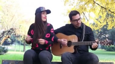 kadının adam gitar çalma sırasında şarkı