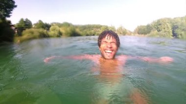 adam bir nehirde Yüzme
