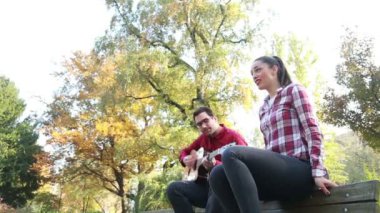 Adam kadının şarkı süre gitar çalmak