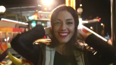 saç ile oynama ve dans kız