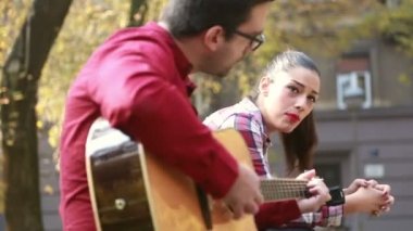 kadının adam gitar çalma sırasında şarkı