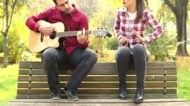 Adam kadının şarkı süre gitar çalmak