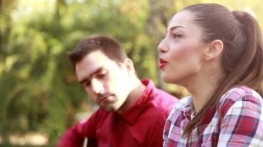 kaç şarkı ve gitar çalmak