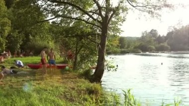 koşma ve atlama nehire arkadaşlar