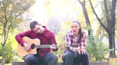 Adam kadının şarkı süre gitar çalmak