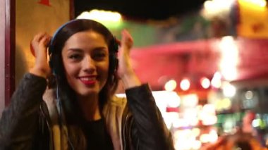 müziğin başını sallayarak kız