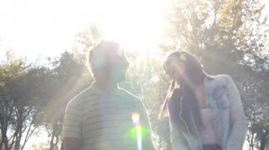 Çift kulaklık ile müzik dinlemek