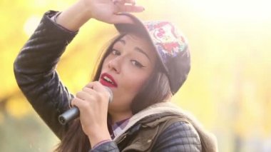 Kadın mikrofona şarkı söylüyor