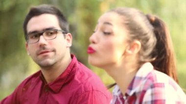 kadının adam gitar çalma sırasında şarkı