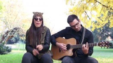 kadının adam gitar çalma sırasında şarkı