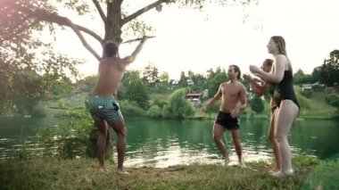 adam ip salıncaktan atlama arkadaş grubu