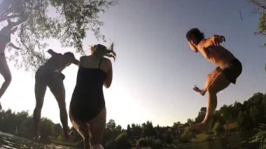 Nehire atlayarak arkadaş