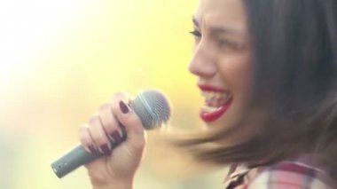 güzel kadının şarkı