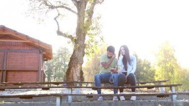 Çift smartphone cep telefonu ile müzik dinlemek