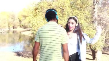 Çift kulaklık ile müzik dinlemek