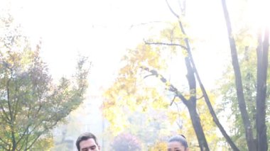 kadının şarkı ve adam gitar çalmak