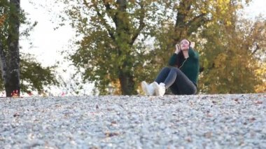 kulaklıklar koyarak kadın