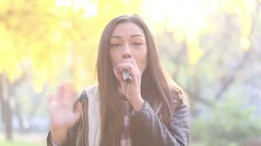 Kadın mikrofonla şarkı söylüyor