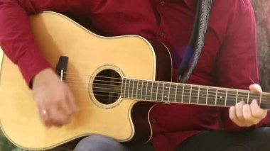 Gitar çalan adam