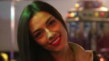 eğlence parkında dans kızı