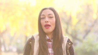 Kadın mikrofonla şarkı söylüyor