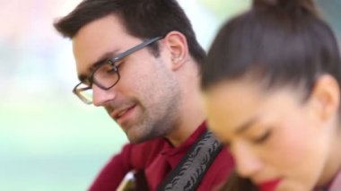 Çift gitar çalıyor ve şarkı