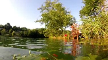 koşma ve atlama nehire arkadaşlar