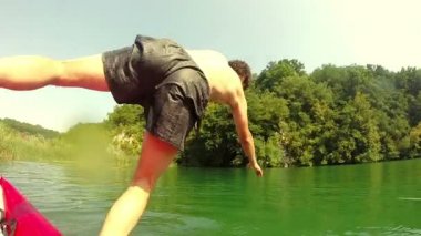 Adam suya Kano kanoyla gülen kız arkadaşı süre üzerinden atlama