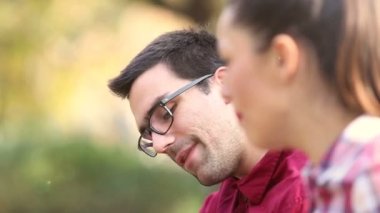 Çift gitar çalıyor ve şarkı