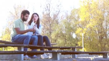 Çift smartphone cep telefonu ile müzik dinlemek