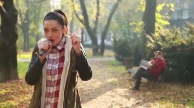 kadının adam gitar çalma sırasında şarkı