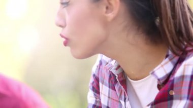 Genç kadının şarkı Close-Up