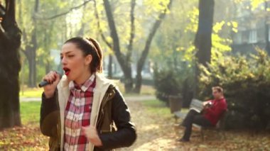 kadının adam gitar çalma sırasında şarkı