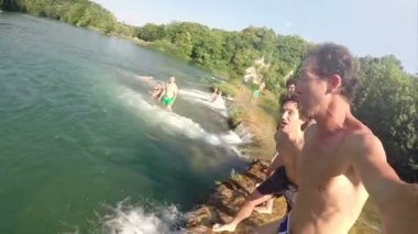 Nehire atlayarak arkadaş