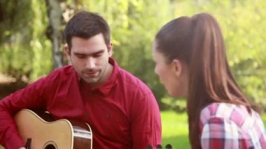 kadının adam gitar çalma sırasında şarkı