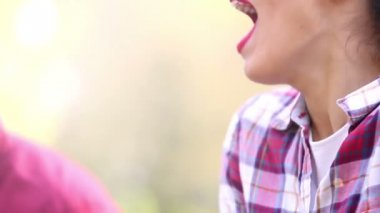 Genç kadının şarkı Close-Up