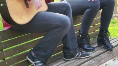 kadının adam gitar çalma sırasında şarkı