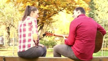 Adam kadının şarkı süre gitar çalmak