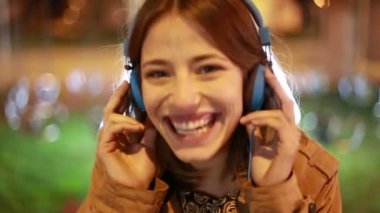 müziğin başını sallayarak kız