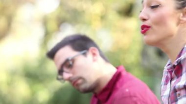 kadının şarkı ve adam gitar çalmak