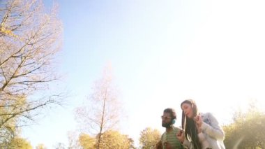 Çift kulaklık müzik dinlemek