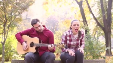 gitar çalmak ve kadınla şarkı adam