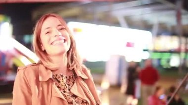 kadın gülüyor amusement park