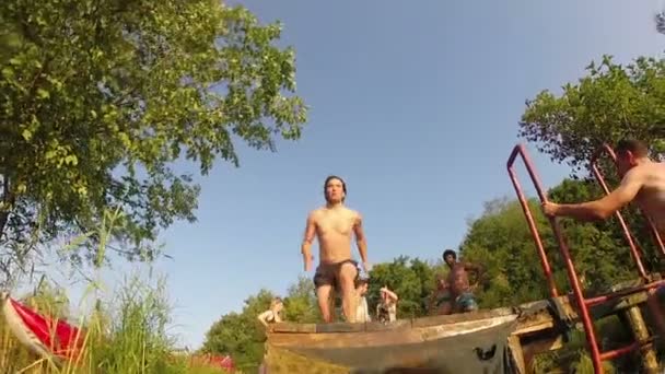 Man springen in de rivier — Stockvideo