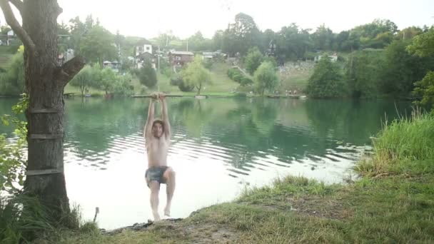 Homem fazendo backflip off corda swing — Vídeo de Stock
