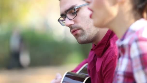 Kadının adam gitar çalma sırasında şarkı — Stok video